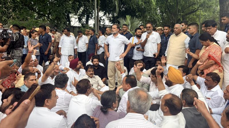 छात्रों पर लाठीचार्ज का विरोध, राहुल गांधी के नेतृत्व में कई सांसदों ने प्रधानमंत्री आवास तक निकाला मार्च छात्रों पर लाठीचार्ज का विरोध, राहुल गांधी के नेतृत्व में कई सांसदों ने प्रधानमंत्री आवास तक निकाला मार्च