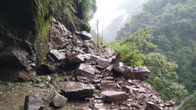 भारी बारिश से उत्तराखंड बेहाल, 142 सड़कें प्रभावित, मौसम विभाग ने जारी किया येलो अलर्ट भारी बारिश से उत्तराखंड बेहाल, 142 सड़कें प्रभावित, मौसम विभाग ने जारी किया येलो अलर्ट