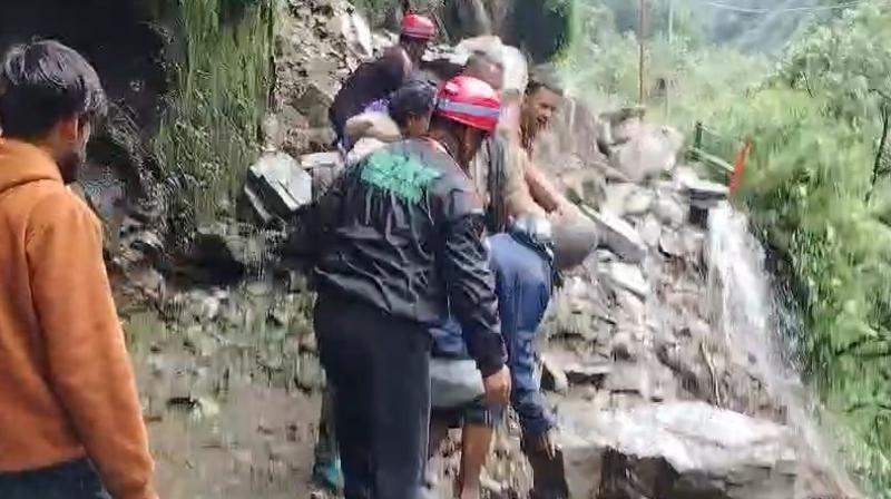 केदारनाथ पैदल मार्ग पर बोल्डर गिरने से यात्रा बाधित, प्रशासन ने निर्धारित मार्ग पर यात्रा करने की दी सलाह केदारनाथ पैदल मार्ग पर बोल्डर गिरने से यात्रा बाधित, प्रशासन ने निर्धारित मार्ग पर यात्रा करने की दी सलाह