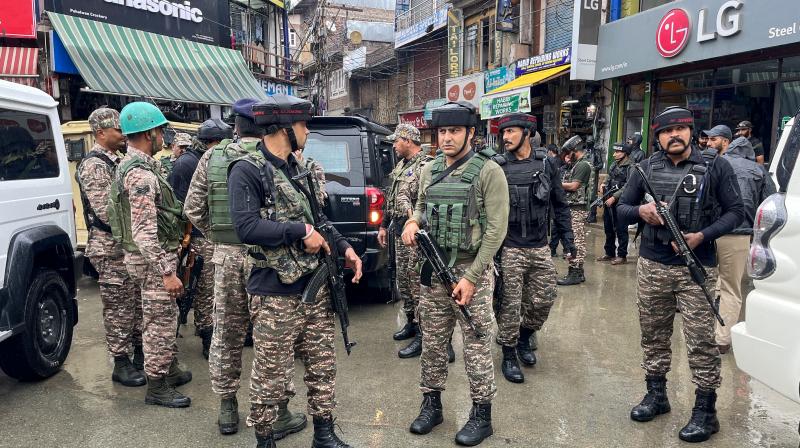 अनंतनाग में बाइक सवार आतंकियों के हमले में एक पुलिसकर्मी की मौत अनंतनाग में बाइक सवार आतंकियों के हमले में एक पुलिसकर्मी की मौत