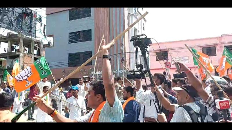पटना में भाजपा-कांग्रेस कार्यकर्ताओं के बीच झड़प, चले ईंट-पत्थर; कई घायल पटना में भाजपा-कांग्रेस कार्यकर्ताओं के बीच झड़प, चले ईंट-पत्थर; कई घायल