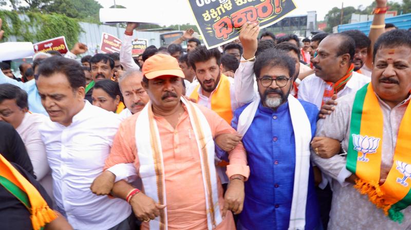 कर्नाटक: कांग्रेस मुख्यालय की ओर मार्च कर रहे भाजपा नेताओं को हिरासत में लिया गया कर्नाटक: कांग्रेस मुख्यालय की ओर मार्च कर रहे भाजपा नेताओं को हिरासत में लिया गया