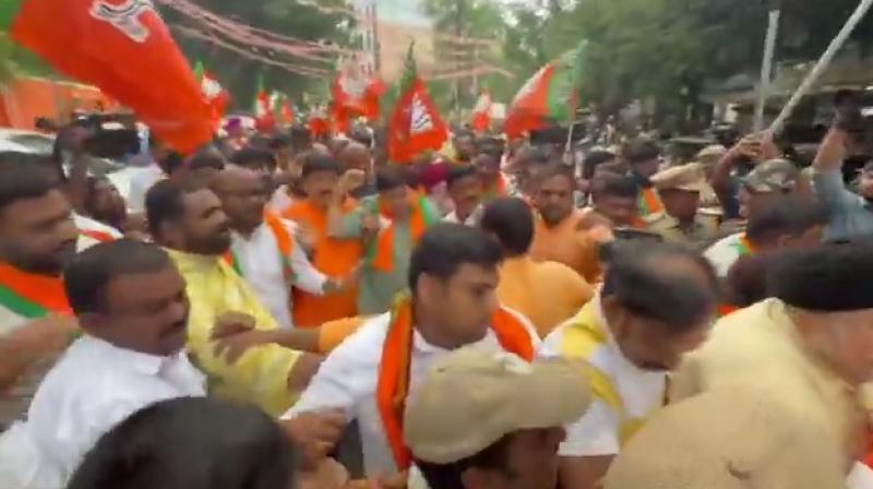नीट पेपर लीक विवाद : हैदराबाद में प्रदर्शन के दौरान भाजपा और कांग्रेस कार्यकर्ताओं में झड़प नीट पेपर लीक विवाद : हैदराबाद में प्रदर्शन के दौरान भाजपा और कांग्रेस कार्यकर्ताओं में झड़प