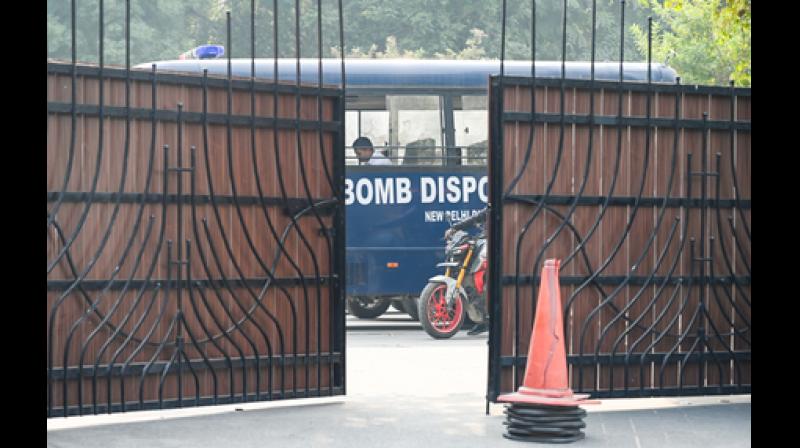 दिल्ली के स्कूलों में फिर बम धमकी, दमकल अलर्ट पर, जांच में जुटी पुलिस दिल्ली के स्कूलों में फिर बम धमकी, दमकल अलर्ट पर, जांच में जुटी पुलिस