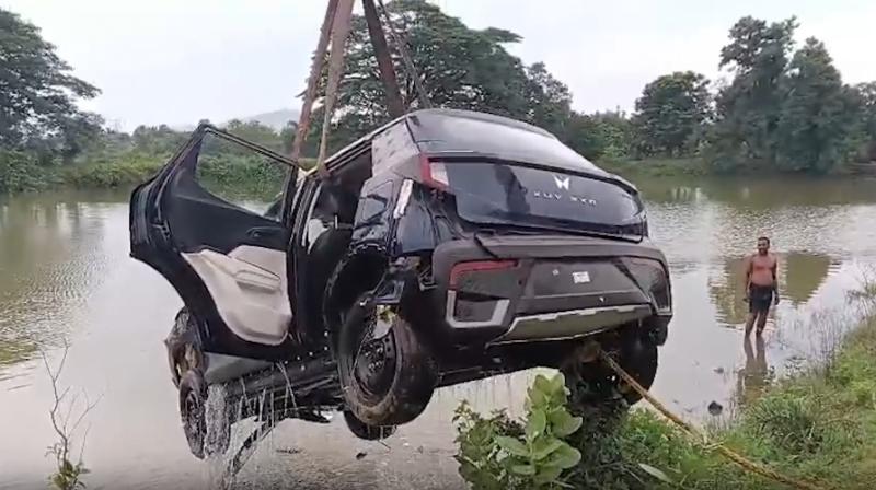 ओडिशा के ढेंकानाल में शादी से लौट रही गाड़ी तालाब में गिरी, पांच की मौत ओडिशा के ढेंकानाल में शादी से लौट रही गाड़ी तालाब में गिरी, पांच की मौत