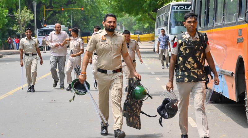 गृह मंत्रालय ने जंतर-मंतर के पास मोबाइल इंटरनेट सेवाएं बंद करने का आदेश दिया गृह मंत्रालय ने जंतर-मंतर के पास मोबाइल इंटरनेट सेवाएं बंद करने का आदेश दिया