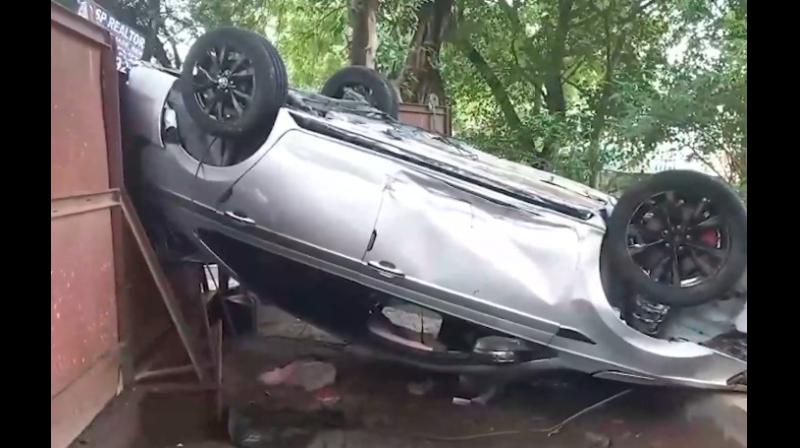 दिल्ली के वसंत कुंज में कार फिसलकर खुले नाले में गिरी, युवक की मौत दिल्ली के वसंत कुंज में कार फिसलकर खुले नाले में गिरी, युवक की मौत