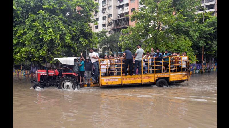भारी बारिश के कारण गुजरात में हाईवे बंद; बांध से पानी छोड़े जाने की चेतावनी, कई लोगों को निकाला गया भारी बारिश के कारण गुजरात में हाईवे बंद; बांध से पानी छोड़े जाने की चेतावनी, कई लोगों को निकाला गया