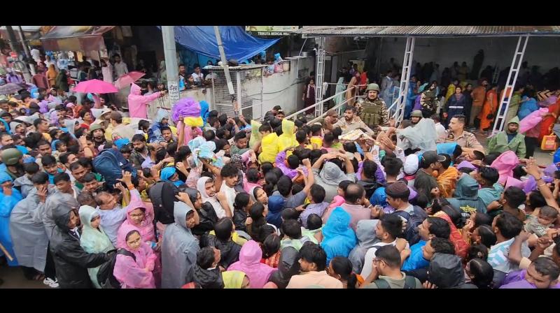 सात दिन बाद वैष्णो देवी यात्रा फिर से शुरू, कटरा में रुके हजारों श्रद्धालुओं ने जताई खुशी सात दिन बाद वैष्णो देवी यात्रा फिर से शुरू, कटरा में रुके हजारों श्रद्धालुओं ने जताई खुशी