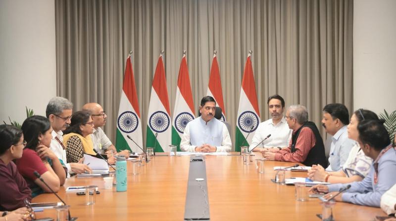 प्रह्लाद जोशी ने संभाला शिक्षा मंत्रालय, पहले ही दिन वरिष्ठ अधिकारियों संग की बैठक प्रह्लाद जोशी ने संभाला शिक्षा मंत्रालय, पहले ही दिन वरिष्ठ अधिकारियों संग की बैठक