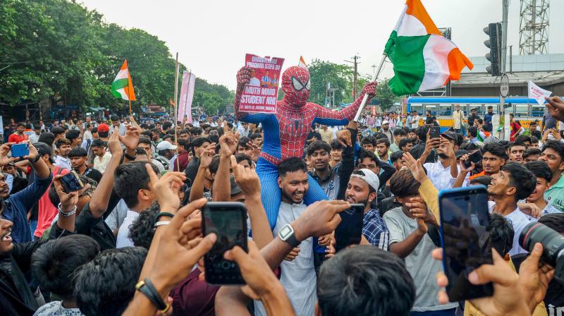 कोलकाता: नीट मुद्दे पर विरोध प्रदर्शन के दौरान हुई हिंसा के मामले में तीन और आरोपी गिरफ्तार कोलकाता: नीट मुद्दे पर विरोध प्रदर्शन के दौरान हुई हिंसा के मामले में तीन और आरोपी गिरफ्तार