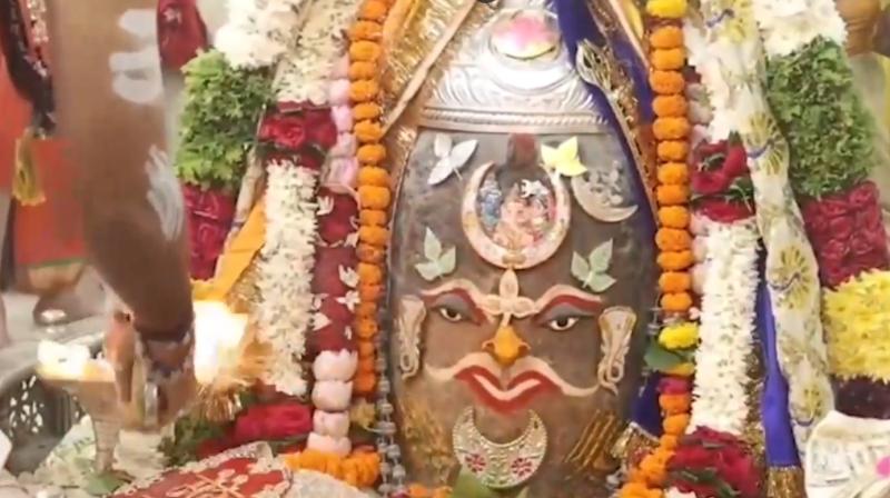 बाबा महाकाल को मेवे, फल और मिठाई का भोग अर्पित किया गया, भस्म आरती में हजारों भक्तों की मौजूदगी बाबा महाकाल को मेवे, फल और मिठाई का भोग अर्पित किया गया, भस्म आरती में हजारों भक्तों की मौजूदगी