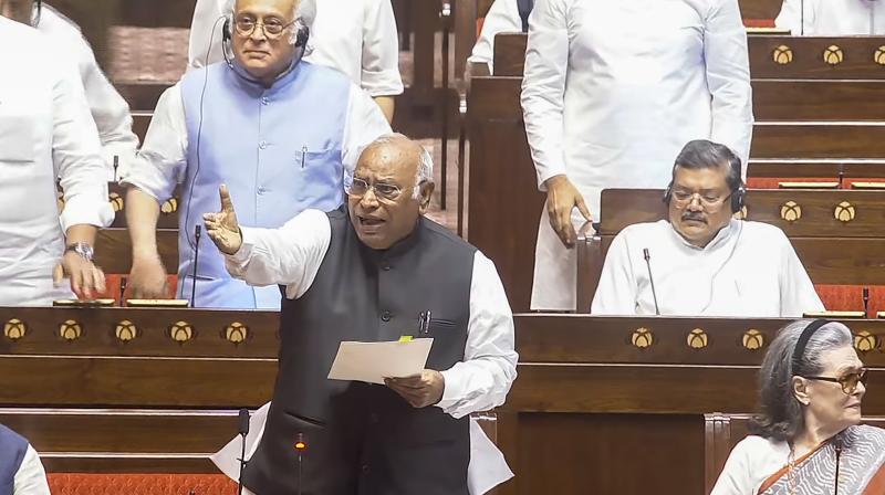 मानसून सत्र के दूसरे सप्ताह में भी हंगामा, दोनों सदनों की कार्यवाही स्थगित मानसून सत्र के दूसरे सप्ताह में भी हंगामा, दोनों सदनों की कार्यवाही स्थगित