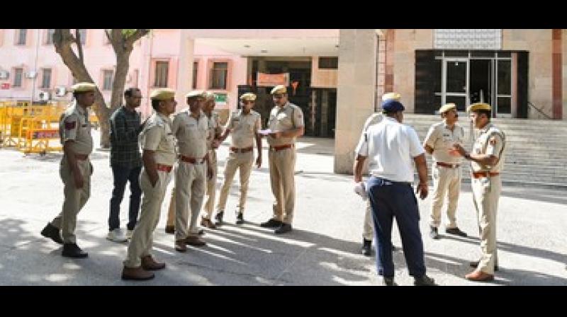 जयपुर के स्पा सेंटरों पर एफआरआरओ की कार्रवाई, पांच देशों की नौ महिलाओं को वापस भेजा गया जयपुर के स्पा सेंटरों पर एफआरआरओ की कार्रवाई, पांच देशों की नौ महिलाओं को वापस भेजा गया
