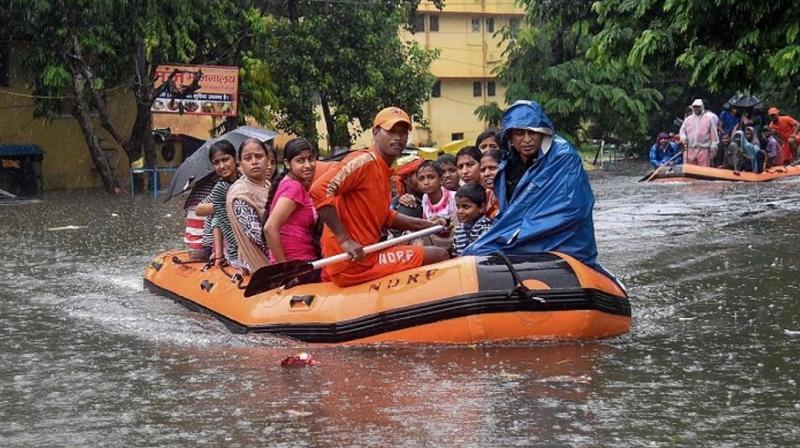 गुजरात: भारी बारिश से वनितलाव का संपर्क टूटा, लोगों को सुरक्षित निकालने में जुटा प्रशासन गुजरात: भारी बारिश से वनितलाव का संपर्क टूटा, लोगों को सुरक्षित निकालने में जुटा प्रशासन