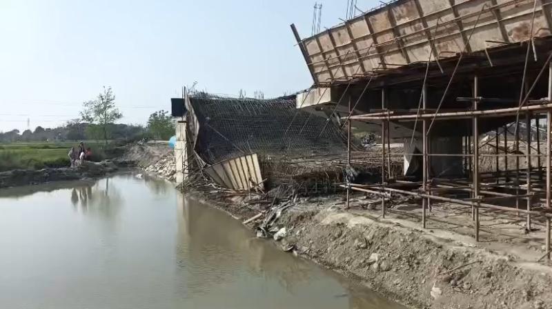 बिहार: गोपालगंज में घोघरी नदी पर निर्माणाधीन पुल गिरा, तीन अभियंता बिहार: गोपालगंज में घोघरी नदी पर निर्माणाधीन पुल गिरा, तीन अभियंता