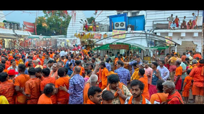 सावन शुरू होते ही झारखंड के बैद्यनाथ धाम में उमड़ा आस्था का सैलाब, 105 किमी लंबे रास्ते पर कांवड़ियों की लंबी कतार सावन शुरू होते ही झारखंड के बैद्यनाथ धाम में उमड़ा आस्था का सैलाब, 105 किमी लंबे रास्ते पर कांवड़ियों की लंबी कतार