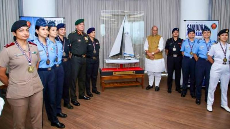 रक्षा मंत्री ने 'समुद्र प्रदक्षिणा' अभियान को पूरा करने पर आईएएसवी त्रिवेणी की महिला क्रू टीम को किया सम्मानित रक्षा मंत्री ने 'समुद्र प्रदक्षिणा' अभियान को पूरा करने पर आईएएसवी त्रिवेणी की महिला क्रू टीम को किया सम्मानित