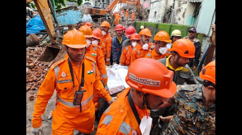 महाराष्ट्र के भिवंडी में चार मंजिला इमारत गिरने से 8 लोगों की मौत, बचाव अभियान जारी महाराष्ट्र के भिवंडी में चार मंजिला इमारत गिरने से 8 लोगों की मौत, बचाव अभियान जारी