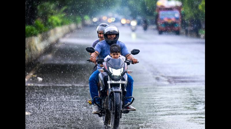 उमस और गर्मी का डबल अटैक, हल्की बारिश से राहत, लेकिन बढ़ी परेशानी, अस्पताल में बढ़ी मरीजों की संख्या उमस और गर्मी का डबल अटैक, हल्की बारिश से राहत, लेकिन बढ़ी परेशानी, अस्पताल में बढ़ी मरीजों की संख्या
