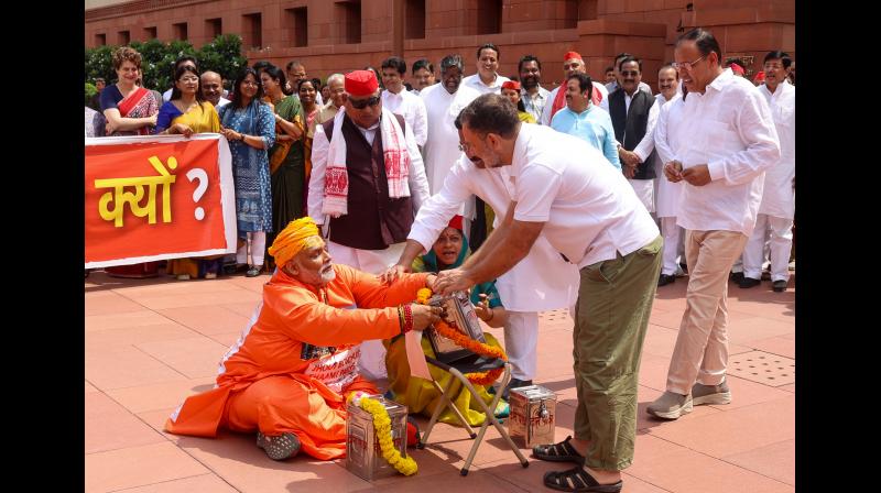 संसद परिसर में भगवा कपड़ों में विपक्ष के 'नाटक' से हिंदू धार्मिक संसद परिसर में भगवा कपड़ों में विपक्ष के 'नाटक' से हिंदू धार्मिक