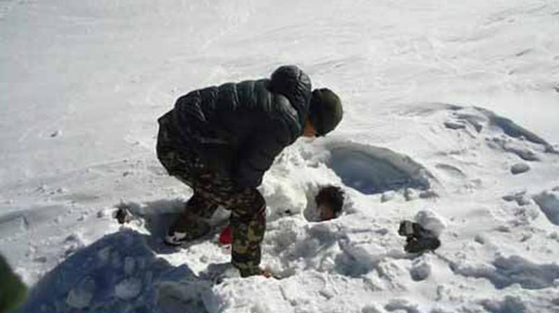 ब्रॉड पीक में हिमस्खलन: 4 पर्वतारोहियों की मौत, निम्स दाई समेत 6 लापता ब्रॉड पीक में हिमस्खलन: 4 पर्वतारोहियों की मौत, निम्स दाई समेत 6 लापता