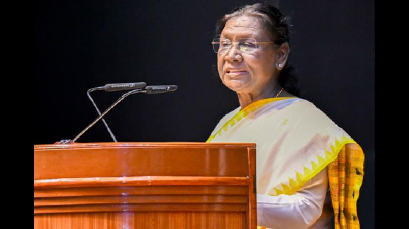 राष्ट्रपति द्रौपदी मुर्मु ने स्वर्ण पदक विजेता अस्मिता डे और हर्ष राष्ट्रपति द्रौपदी मुर्मु ने स्वर्ण पदक विजेता अस्मिता डे और हर्ष