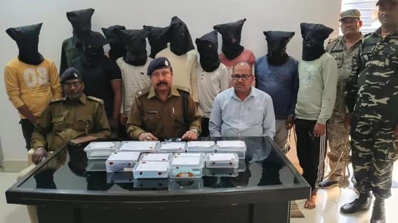 झारखंड: देवघर के जंगल में फर्जी कॉल सेंटर चला रहे थे साइबर क्रिमिनल, झारखंड: देवघर के जंगल में फर्जी कॉल सेंटर चला रहे थे साइबर क्रिमिनल,