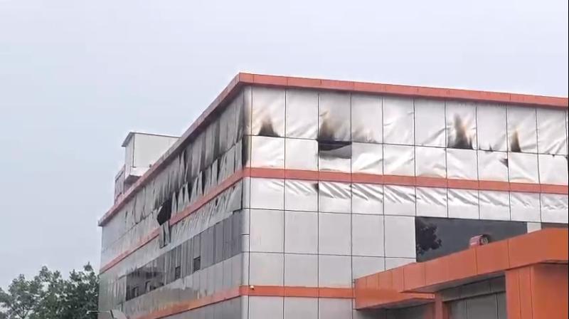 ग्रेटर नोएडा: इलेक्ट्रॉनिक चिप बनाने वाली कंपनी में भीषण आग, दीवार गिरने से दो फायर कर्मियों की दर्दनाक मौत ग्रेटर नोएडा: इलेक्ट्रॉनिक चिप बनाने वाली कंपनी में भीषण आग, दीवार गिरने से दो फायर कर्मियों की दर्दनाक मौत