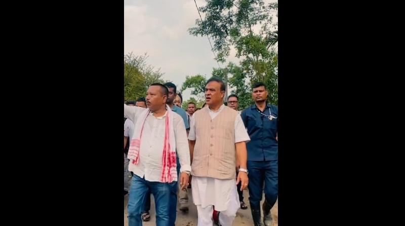 असम के सीएम ने बाढ़ प्रभावित इलाकों का किया दौरा, प्रभावित लोगों को असम के सीएम ने बाढ़ प्रभावित इलाकों का किया दौरा, प्रभावित लोगों को