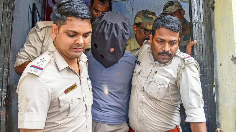 गिरफ्तार जैश सहयोगी हमीम मंडल मामले में खुलासा; मॉडल्स को हनी-ट्रैप गिरफ्तार जैश सहयोगी हमीम मंडल मामले में खुलासा; मॉडल्स को हनी-ट्रैप