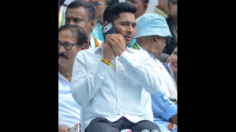 टीएमसी सांसद अभिषेक बनर्जी को झटका, हाईकोर्ट ने खारिज की विदेश जाने टीएमसी सांसद अभिषेक बनर्जी को झटका, हाईकोर्ट ने खारिज की विदेश जाने