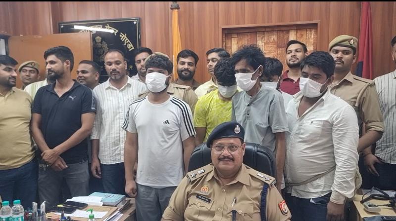 ग्रेटर नोएडा पुलिस ने करोड़ों रुपए के सोने और चांदी लूटने की घटना का किया खुलासा, 5 आरोपी गिरफ्तार ग्रेटर नोएडा पुलिस ने करोड़ों रुपए के सोने और चांदी लूटने की घटना का किया खुलासा, 5 आरोपी गिरफ्तार