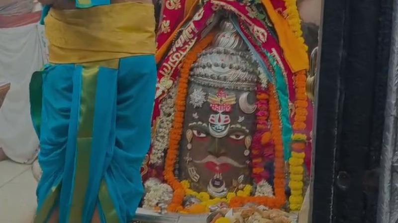 बाबा महाकाल का भस्म से शृंगार; बड़ी संख्या में श्रद्धालु रहे मौजूद, जयकारों की गूंज बाबा महाकाल का भस्म से शृंगार; बड़ी संख्या में श्रद्धालु रहे मौजूद, जयकारों की गूंज