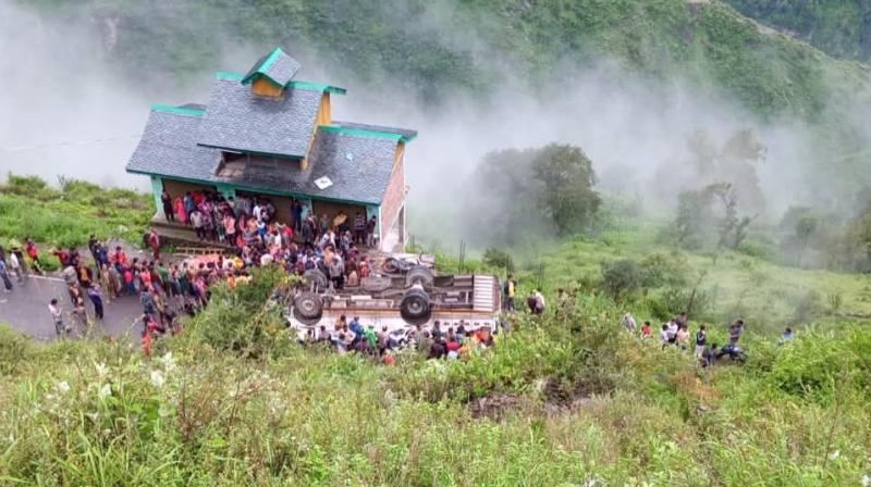 हिमाचल प्रदेश: चंबा जिले में निजी बस अनियंत्रित होकर सड़क से नीचे गिरी, 7 लोगों की मौत हिमाचल प्रदेश: चंबा जिले में निजी बस अनियंत्रित होकर सड़क से नीचे गिरी, 7 लोगों की मौत