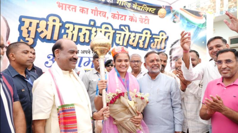 लोकसभा अध्यक्ष ओम बिरला ने सीडब्ल्यूजी 2026 की गोल्ड मेडलिस्ट बॉक्सर लोकसभा अध्यक्ष ओम बिरला ने सीडब्ल्यूजी 2026 की गोल्ड मेडलिस्ट बॉक्सर