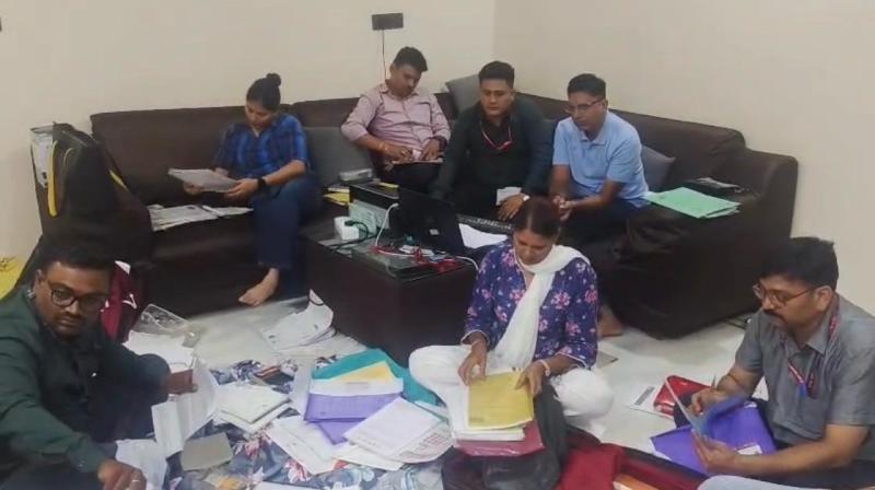 मध्य प्रदेश में पंचायत विभाग का बाबू करोड़पति, लोकायुक्त ने मारा छापा मध्य प्रदेश में पंचायत विभाग का बाबू करोड़पति, लोकायुक्त ने मारा छापा