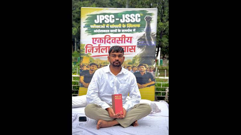 रांचीः आंदोलित छात्रों के समर्थन में विधायक जयराम महतो का निर्जला रांचीः आंदोलित छात्रों के समर्थन में विधायक जयराम महतो का निर्जला