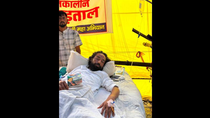 जेपीएससी-जेएसएससी परीक्षा विवाद : अनशन पर बैठे छात्र नेता देवेंद्र जेपीएससी-जेएसएससी परीक्षा विवाद : अनशन पर बैठे छात्र नेता देवेंद्र