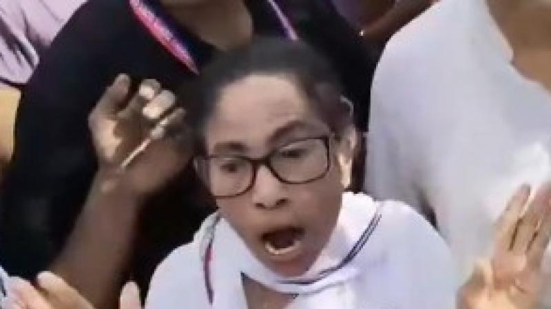 ममता बनर्जी के काफिले पर पथराव, पूर्व सीएम का आरोप-पुलिस के सामने हुआ ममता बनर्जी के काफिले पर पथराव, पूर्व सीएम का आरोप-पुलिस के सामने हुआ