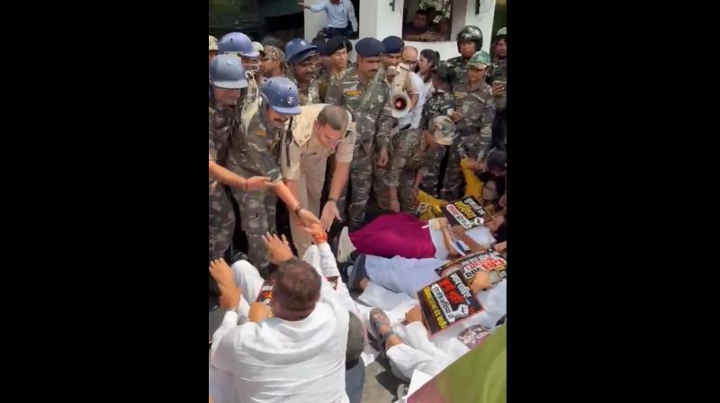 झारखंड : भाजपा विधायकों और कार्यकर्ताओं ने किया सीएम आवास का घेराव, झारखंड : भाजपा विधायकों और कार्यकर्ताओं ने किया सीएम आवास का घेराव,