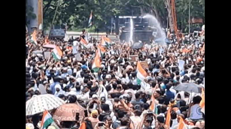 झारखंड: आठ बैरिकेडिंग तोड़ विधानसभा के करीब पहुंचे छात्र, पुलिस ने झारखंड: आठ बैरिकेडिंग तोड़ विधानसभा के करीब पहुंचे छात्र, पुलिस ने