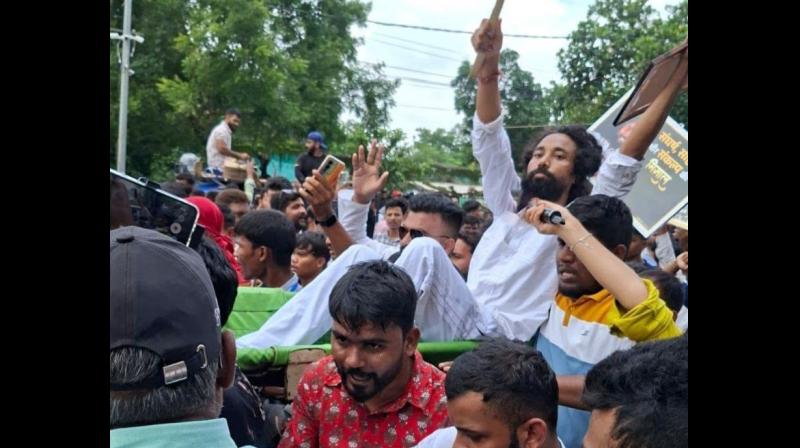 झारखंड: टूटते रहे बैरिकेड, अनशनकारी देवेंद्र को कंधों पर लेकर झारखंड: टूटते रहे बैरिकेड, अनशनकारी देवेंद्र को कंधों पर लेकर