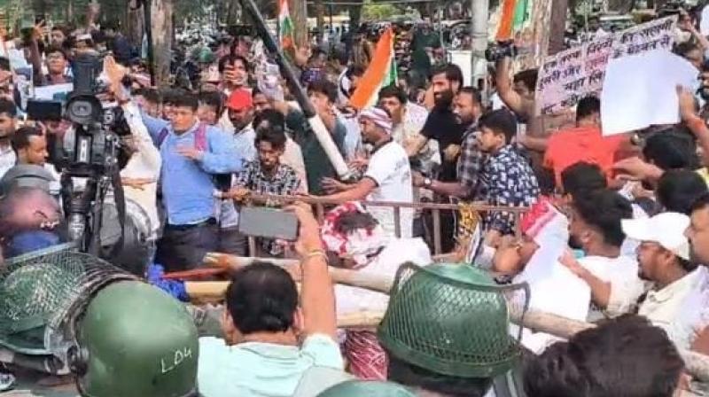 रांचीः पुलिसकर्मी और छात्र भिड़े, पथराव और लाठीचार्ज, विधानसभा के रांचीः पुलिसकर्मी और छात्र भिड़े, पथराव और लाठीचार्ज, विधानसभा के