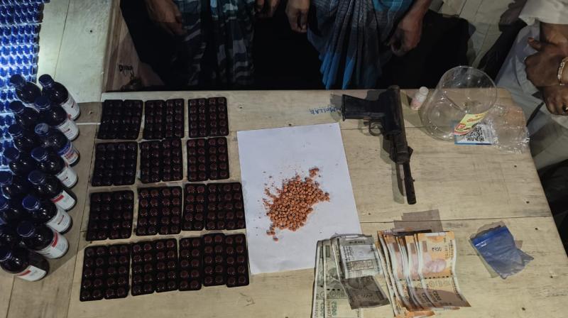 असम पुलिस ने 1709 नशीली गोलियां और कफ सिरप जब्त किए, अवैध फार्मेसी असम पुलिस ने 1709 नशीली गोलियां और कफ सिरप जब्त किए, अवैध फार्मेसी