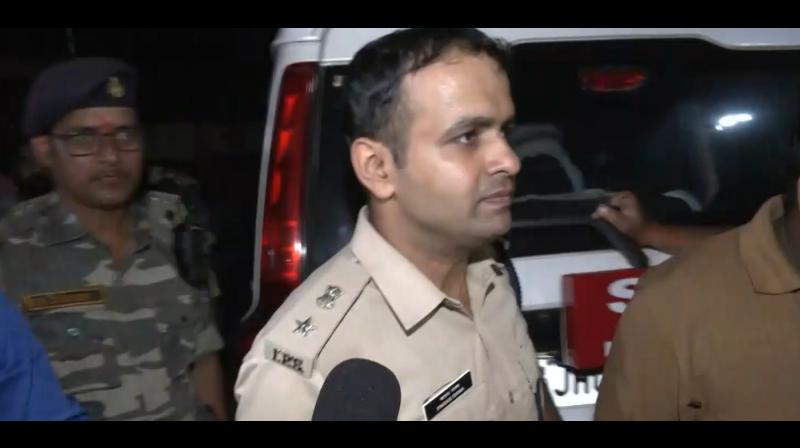 रांची में धरनास्थल पर अंधेरे में पहुंची पुलिस, भाजपा नेताओं का आरोप- रांची में धरनास्थल पर अंधेरे में पहुंची पुलिस, भाजपा नेताओं का आरोप-