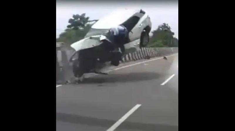 अतीक अहमद के बेटे की कार दुर्घटना का वीडियो आया सामने, ऐसे बिगड़ा कार अतीक अहमद के बेटे की कार दुर्घटना का वीडियो आया सामने, ऐसे बिगड़ा कार