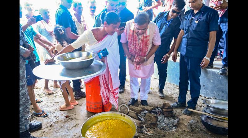 सीएम हिमंता सरमा ने कहा- 48.5 लाख किलोग्राम से ज्यादा चावल बांटा गया, सीएम हिमंता सरमा ने कहा- 48.5 लाख किलोग्राम से ज्यादा चावल बांटा गया,