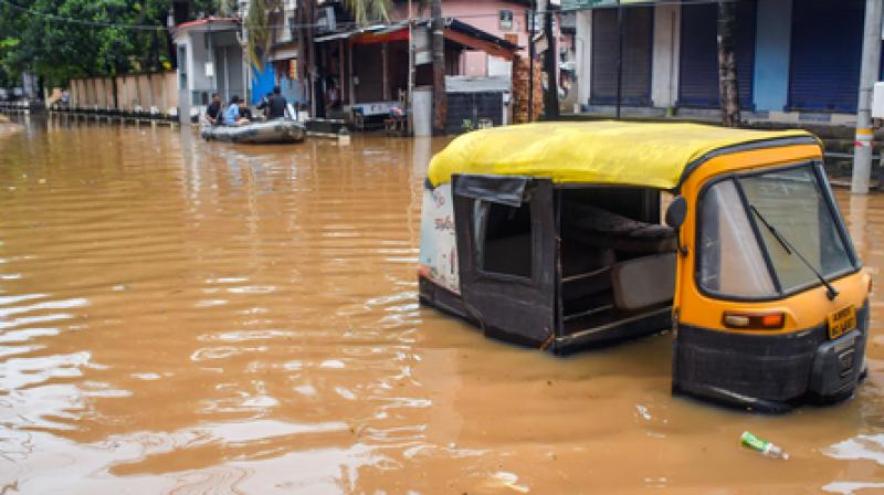 बंगाल सरकार ने असम बाढ़ में दी 10 करोड़ रुपए की मदद, मजबूत हुए दोनों बंगाल सरकार ने असम बाढ़ में दी 10 करोड़ रुपए की मदद, मजबूत हुए दोनों