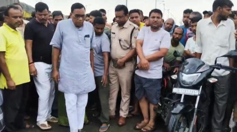 झारखंडः गिरिडीह में दिनदहाड़े युवक की गोली मारकर हत्या, आक्रोशित झारखंडः गिरिडीह में दिनदहाड़े युवक की गोली मारकर हत्या, आक्रोशित